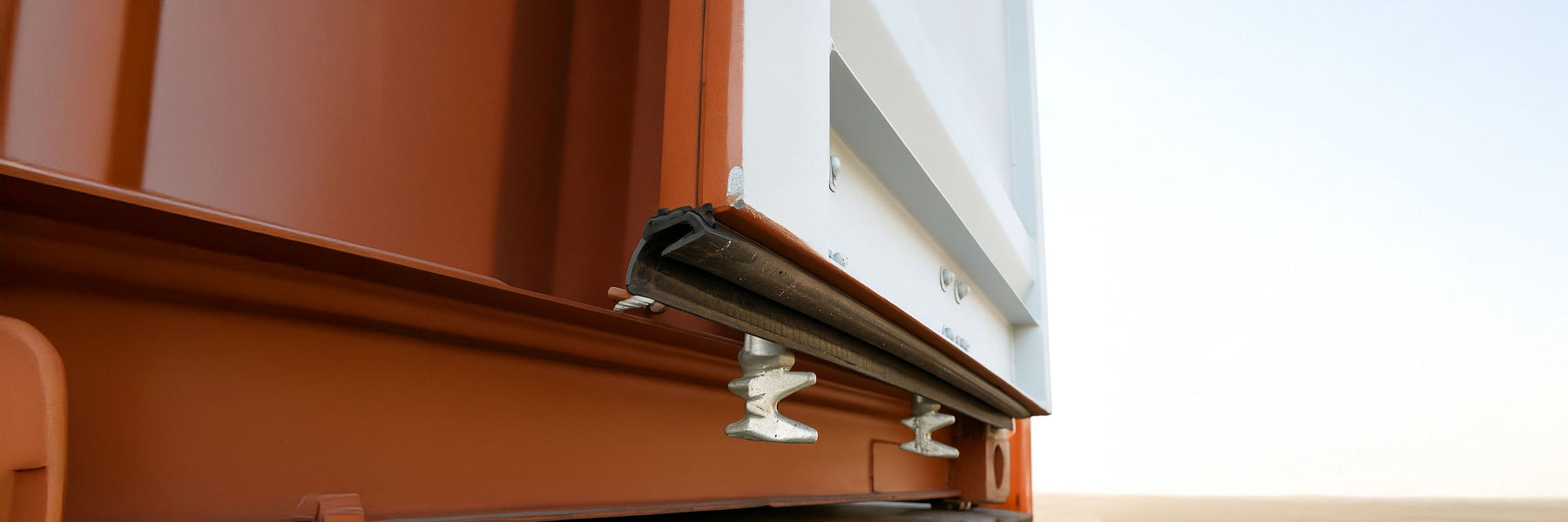 Container abdichten: Schritt-für-Schritt-Montageanleitung für Containertürdichtungen